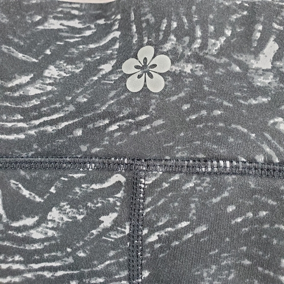 Tuff Athletics Yoga leggings- Size Medium Black/Grey pattern - Picture 3 of 10
